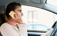 数以百万计的英国司机在开车时仍在使用手持移动电话