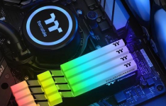 Thermaltake TOUGHRAM RGB DDR4-3200 16GB双通道内存套件