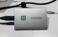 三星的新款T7 Touch外置SSD运动内置指纹读取器性能提高了两倍