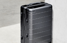 小米发布了旗下首款金属旅行箱 箱体100%铝镁合金打造