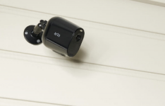 Arlo使用Arlo Essential提供了有史以来最实惠的安全摄像机