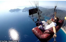 土耳其男子坐沙发飞上天 高空飞行过程中还看电视、喝可乐让人看了胆战心惊