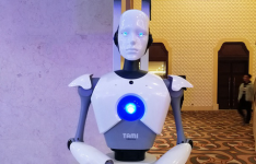 俄罗斯一市政中心迎来女机器人职员 重现600多种人类面部表情