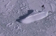 谷歌地球的用户MrMBB333在使用软件的时候无意间发现南极有一艘冰船