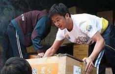 吴京在汶川地震时给灾民搭建帐篷网友纷纷点赞