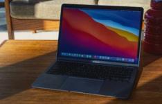 新的苹果专利显示未来的MacBook可以无线为iPhone充电