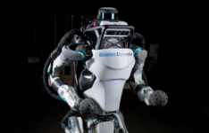 波士顿动力公司的Atlas机器人为疯狂的新视频学习跑酷